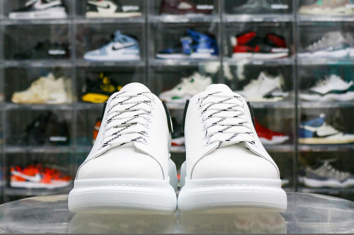 Zapatillas Alexander McQueen Oversize Blancas y Negras 3M