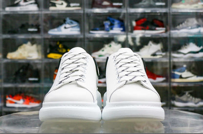 Zapatillas Alexander McQueen Oversize Blancas y Negras 3M